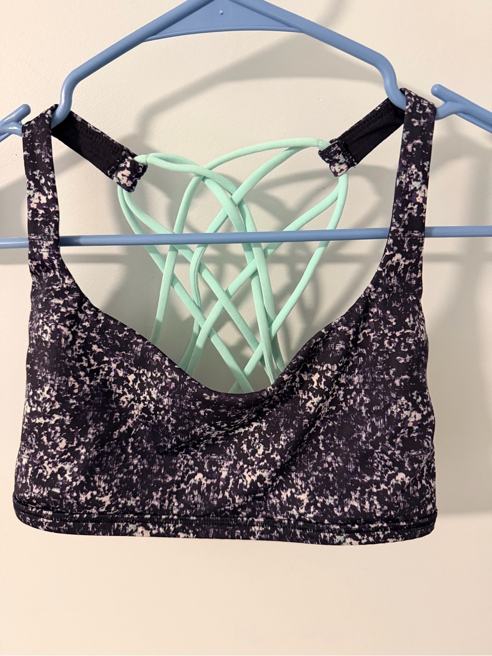 Lululemon sports bra size 8 - excellent condition no padding
